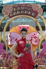 组图：胡杏儿身穿喜庆刺绣裙亮相玩游戏迎新年