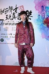 组图：李宇春等亮相榜中榜 雨神萧敬腾驾到