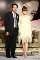 幻灯：李小璐代言某品牌 透露将出演《神笔马良》