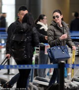 组图：李小冉现身机场 手戴钻戒疑已与鄢颇领证