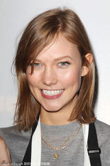 组图：超模卡莉戴围裙变甜品师 笑容甜美可爱