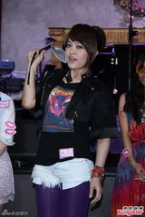 组图：戴爱玲新专辑即将发行 为14对男女牵红线