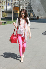 组图：张雨绮时髦靓搭秀春装引领时尚