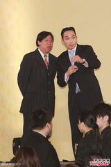 组图：谢霆锋出席英皇春茗 姗姗来迟拒受访