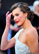 高清组图：奥斯卡红毯米拉-乔沃维奇红唇秀香肩