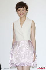 组图：孙俪短裙亮相台北优雅时尚