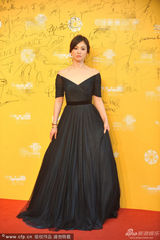 组图：宋慧乔低胸裙肌肤如雪 黄晓明抢着护花