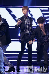 组图：神话新曲夺冠吻奖杯 SHINee钟铉银发回归