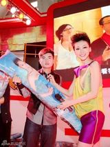 组图：巩新亮糖果色短裙亮相 甜美中透露着可爱