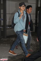 高清组图：韩星宋仲基访港 吸引近百粉丝接机