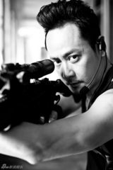 组图：邱心志拍军装大片 诠释男人硬汉本色