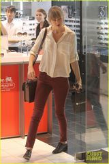 组图：泰勒-斯威夫特白衬衫现身街头 标志红唇抢眼