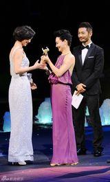 组图：华语传媒大奖 黄晓明黑超加面三次登台