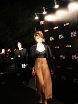 组图：尚雯婕携果味VC看秀 手绘隐形上衣获赞