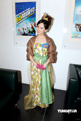 幻灯组图：众星古装亮相 现身“翡翠明珠耀马场”