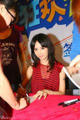 组图：蔡依林首签会挤爆 与上千歌迷Voguing舞