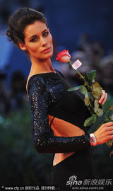 组图：超模威尼斯走秀 玉背全裸轻嗅玫瑰