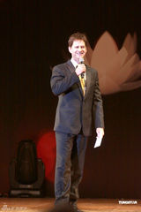 组图：莫文蔚成空中飞人演绎红与黑 李玟耀眼出场