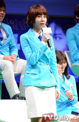 组图：《KOREA》韩国发布会 河智苑裴斗娜清爽现身