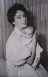 组图：盘点伊丽莎白-泰勒与儿女温馨合影