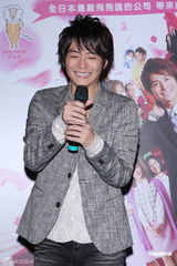 组图：小池彻平见面会门票秒杀 与粉丝击掌同乐