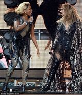 组图：洛佩兹坐猛男人肉轿出场 羽翼裙霸气开唱