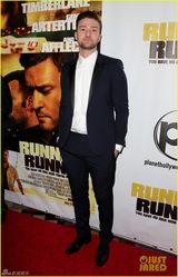 组图：大贾斯汀与妻子情侣西装出席宣传活动