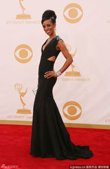 组图：肖恩-罗宾森亮相艾美红毯黑裙典雅