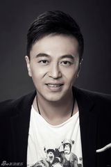 组图：陈颢文最新写真大片 黑白搭配经典再现