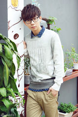 组图：胡夏冬日休闲写真 衬衫领结卖萌