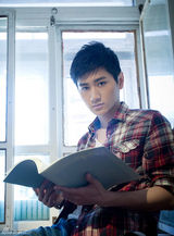 组图：李彦希学院派写真 体现随性简约生活气息