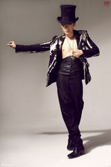 组图：至上励合曝光时尚写真 马雪阳随性拍摄