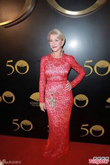 组图：张曼玉优雅透视裙现身笑容甜美