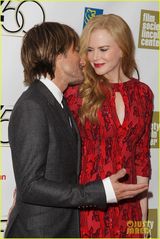 组图：基德曼携夫出席新片首映 红裙亮相尽显高贵