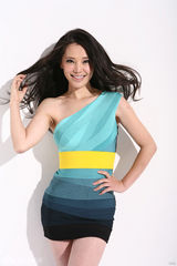 幻灯图：孔维写真时尚动感 性感依旧神采飞扬