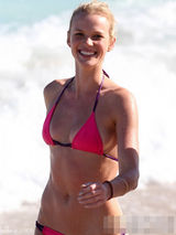 组图：超模维亚利茨娜比基尼露八字奶 秀股沟身材惹火