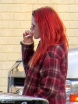 组图：暮光女染红发面显憔悴 与多男子片场吸烟