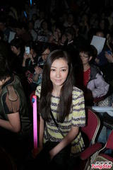 组图：熊黛林助阵郭富城 手持荧光棒当粉丝