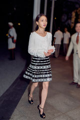 组图：周迅羽毛蕾丝连衣裙亮相卡尔全球大秀