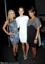 组图：哈利贝瑞透视裙挺大肚宣传新片