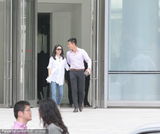 组图：大S汪小菲牵手逛街 T恤衫遮掩身材