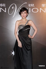 组图：周慧敏走秀疲态尽显 “虞姬”杜鹃亮相