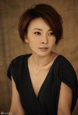 刘威葳最新写真大气典雅 黑白光影诠释知性魅力(图)