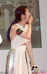 组图：杨千嬅大笑展本色 不慎失守胸垫侧露