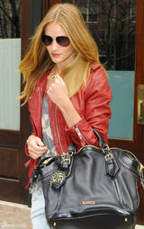 组图：罗茜-汉丁顿-惠特莉街拍 简约装扮搭潮包