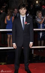 高清图：《哈利-波特7》首映 艾玛-沃特森短裙出位