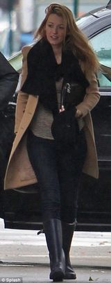 组图：莱弗利戴钻戒现身片场 超大黑围巾抢眼