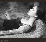 组图：俄罗斯个性美女纹身摄影师性感写真