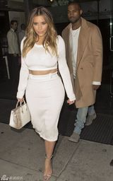 组图：天使超模露脐装PK卡戴珊 美腿赢臀部惨败