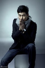 组图：孙玮拍夏日户外写真 阳光帅气柔情兼备